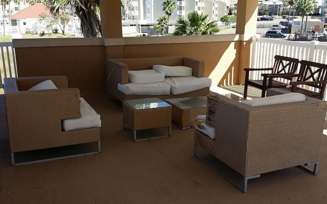 La Isla Condominiums by Cheap Getaway