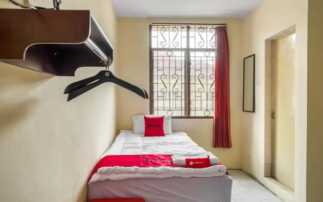 RedDoorz Plus near RSUD Dr. Pirngadi Medan 2 - Hostel