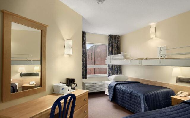 Отель Travelodge Hotel by Wyndham Montreal Centre Канада, Монреаль - отзывы, цены и фото номеров - забронировать отель Travelodge Hotel by Wyndham Montreal Centre онлайн комната для гостей