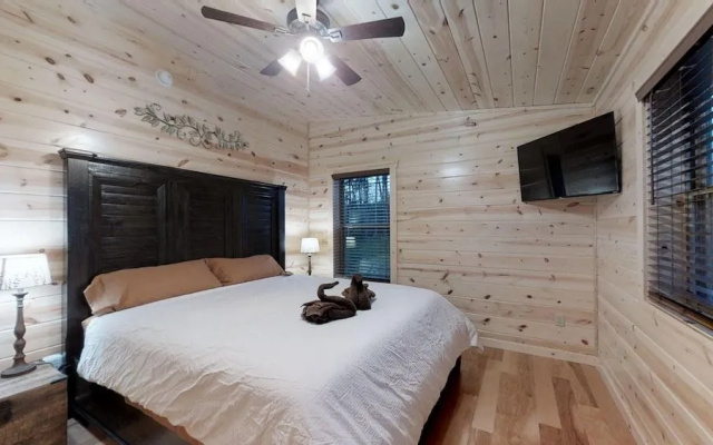 Foxes' Den Cabin with Private Hot Tub and Arcade Game by RedAwning