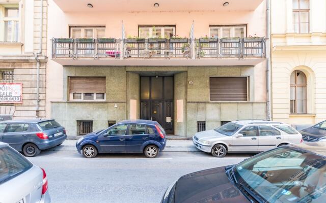 Апартаменты Oasis Apartments - Liberty Bridge парковка
