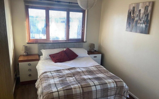 Cozy Two Bedroom Apartment Located in Gravesend