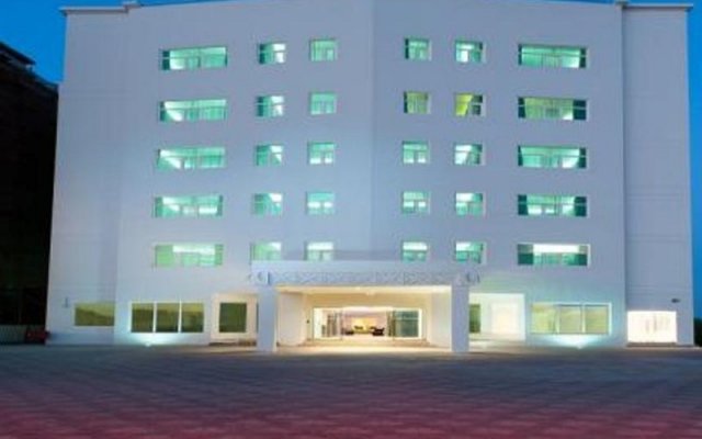 Отель Al Hail Waves Hotel Managed By Centara Оман, Маскат - 1 отзыв об отеле, цены и фото номеров - забронировать отель Al Hail Waves Hotel Managed By Centara онлайн вид на фасад