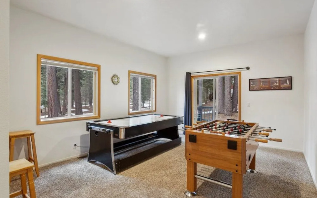 Truckee Pines Retreat Game Room & Forest Views