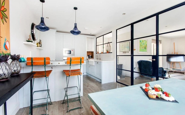 Quirky 2BR flat with terrace, near Shoreditch!