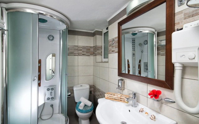 Central Apt with Hydromasage Shower