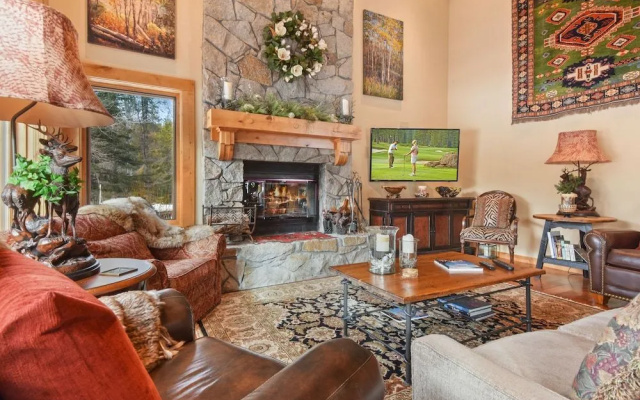 Wulf's Lodge at Olympic Valley Unwind in Hot Tub!