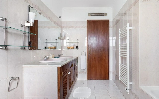 A​LTIDO Idyllic House w/Pool & Garden in Colares