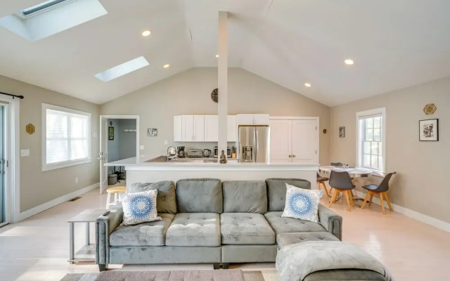 6 Mi to Tanglewood! High-end Lee Apartment