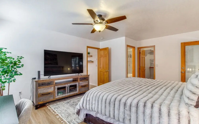 Pet-friendly Cabin w/ Fire Pit in Pinetop!
