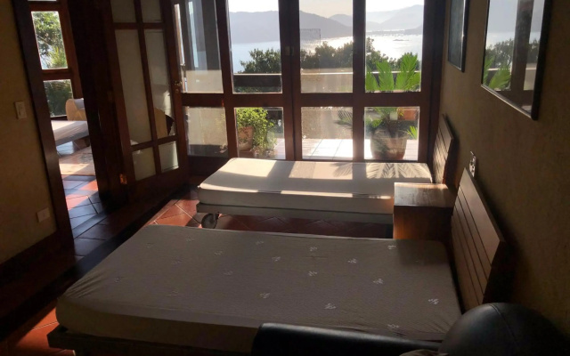 Mansão na costa com vista para o mar
