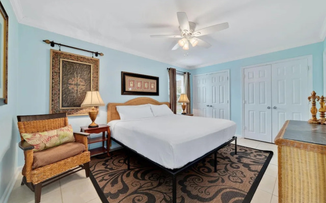 Updated, Ground Floor Unit w/ Pool & Gym, Sleeps 6