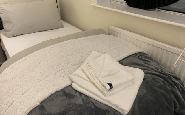 House Sleeps 6 With Garden, Parking