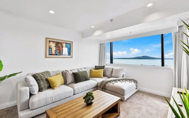 Modern 1BR w Pool/Gym Steps to Beach: Zodiak Stays