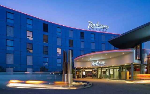 Отель Radisson Hotel Zurich Airport Швейцария, Рюмланг - 2 отзыва об отеле, цены и фото номеров - забронировать отель Radisson Hotel Zurich Airport онлайн вид на фасад