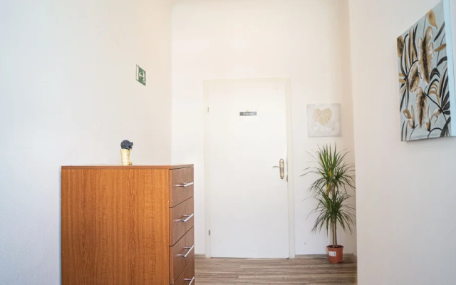 Shared Modern Apartment Schönbrunn - Budget Stylish Room