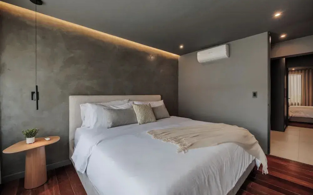 10th Street 3 Bedroom Jacuzzi & Billiard