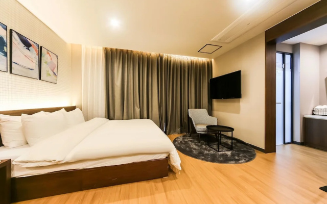 Changwon Myeongseo-Dong No. 25 Hotel Convention Branch