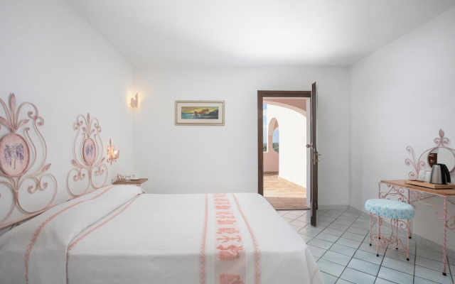 Hotel with swimming pool near Baja Sardinia