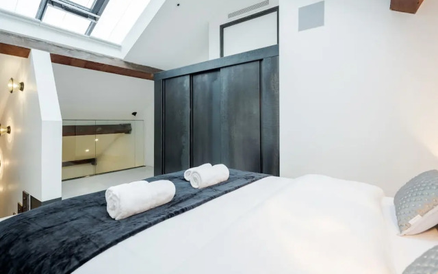 Skyline Water Front Penthouse Apartment