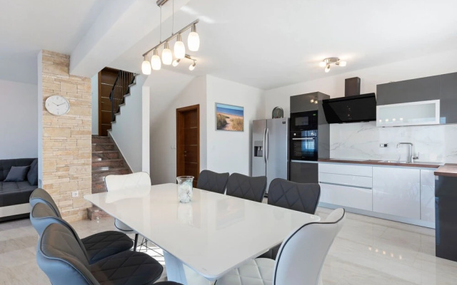 Bright Holiday Home in Jasenice With Beach Nearby
