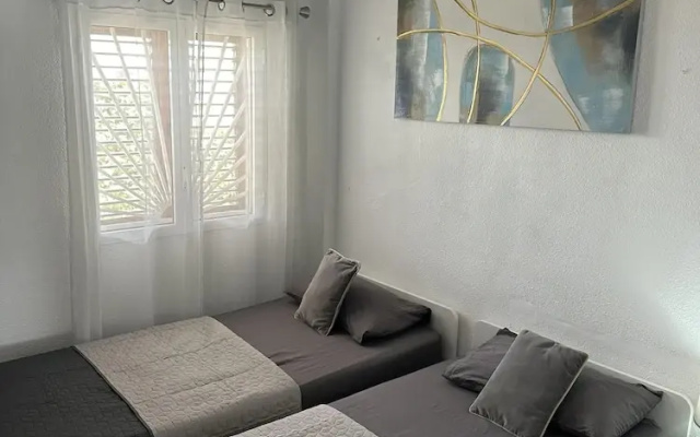 2-bed Apartment 10 min Drive to the Beach!