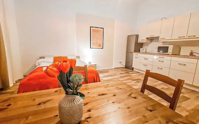 Classic 2BR Viennese Apt Near Downtown