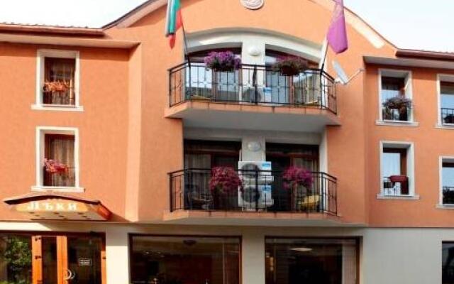 Отель Lucky Hotel Болгария, Велико Тырново - отзывы, цены и фото номеров - забронировать отель Lucky Hotel онлайн вид на фасад