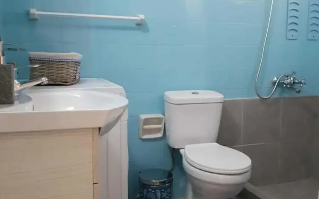 Lovely Flat Near Port! Few Min From City Center