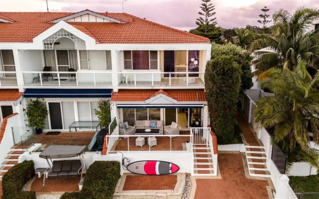 Canal Home -Close to Beach and City Centre