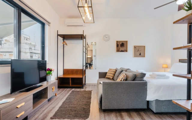 Sanders Home Suites - Cheerful Downtown Studio