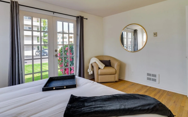 Downtown Kirkland Rental: Steps to Lake Washington
