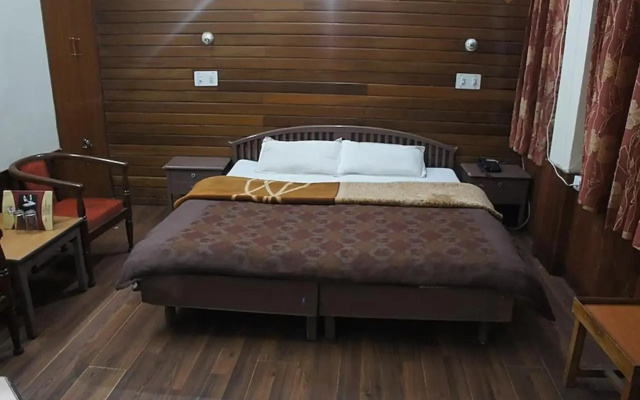 Goroomgo Dalhousie Shangrila Hotel
