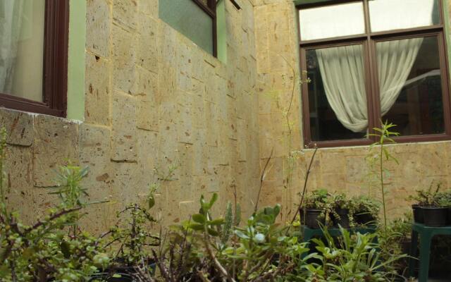 The Roof Backpackers Hostel вид на фасад