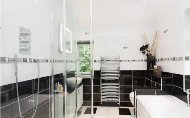 Lovely Family home with Beautiful Large gardens dog friendly