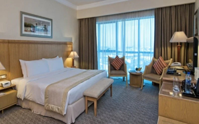 Отель DoubleTree by Hilton Dubai Port Saeed