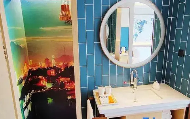 Kyriad Hotel (Weihai Xingfumen Weigao Square)