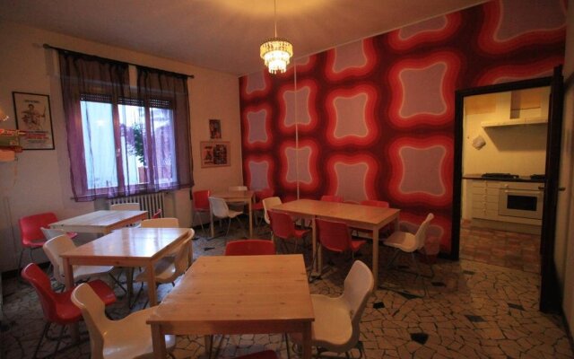 Sunflower City Youth Hotel Римини комната для гостей
