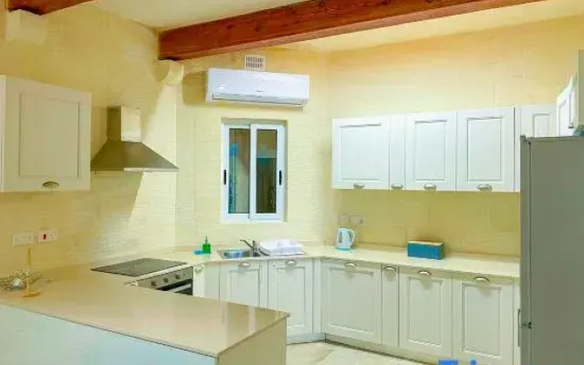 INNI - 4 bedrooms (sleeps 8 + 2 kids) Gharb village