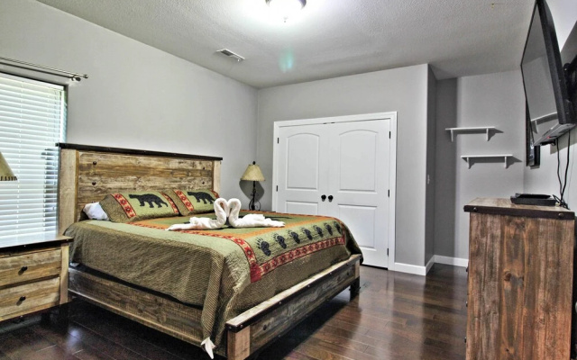 Hot Tub & Game Room! Group-ready Smokies Cabin