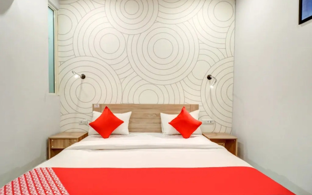 OYO 79898 Grand Hotel