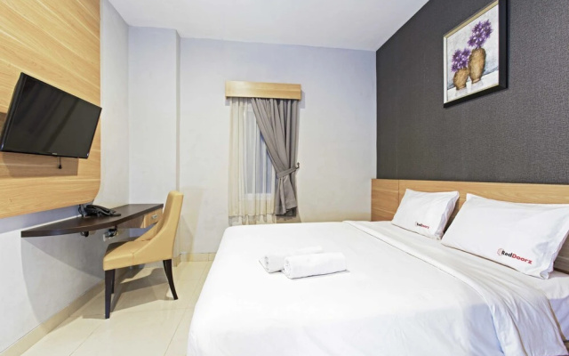 RedDoorz Plus Near ITC Fatmawati