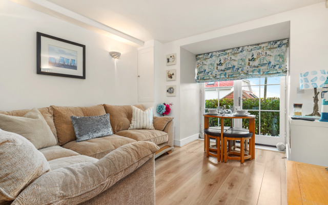 12 Rhodewood - Modern Apartment Close to Village and Beach