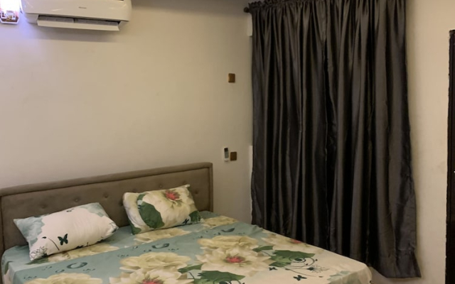 Jf Royal Hotel & Suites