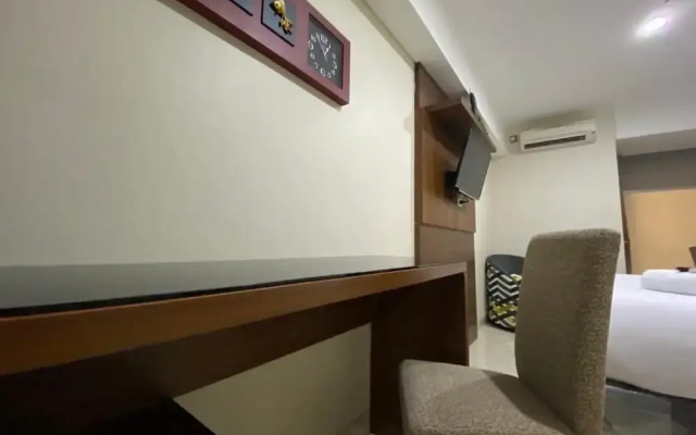 New And Homey Studio Apartment At Warhol (W/R) Residence