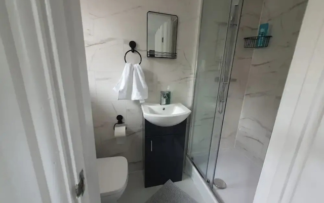 Private Room - Ensuite Bathroom - Free Parking