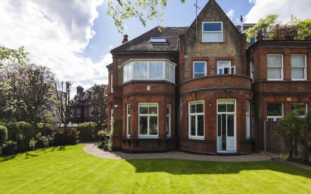 Отель Luxurious Hampstead Home with Gorgeous Garden вид на фасад