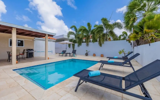 High-end Pool Getaway Upscale 5 Location BBQ