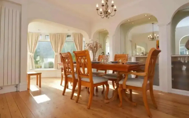 4 Bed House-sleeps 8-pets-parking-marinaseaview