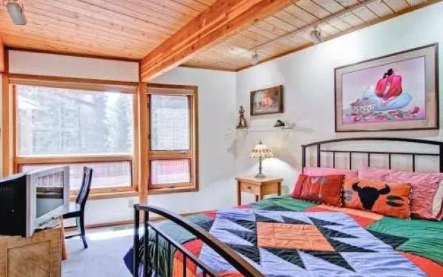 Red Fox Retreat - 2BR/2BA Tri-Level Home